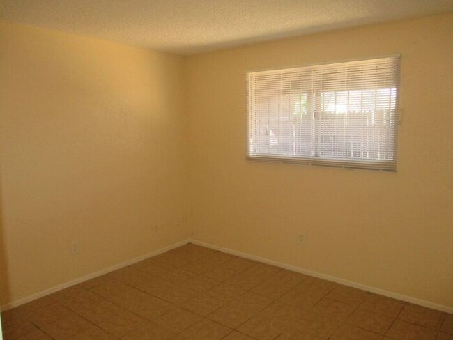 Building Photo - Central!! CORNER UNIT!! 2 Bed / 1 Bath wit...