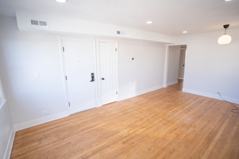 Building Photo - 5735 W Addison St