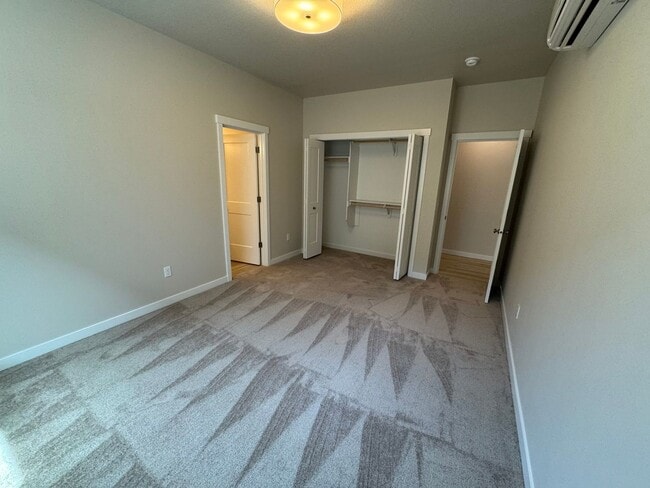 Building Photo - 1420 SE Hankel St