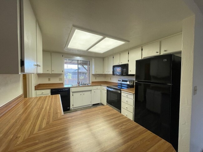 Building Photo - 3 bedroom, 2 bathroom, in East Medford