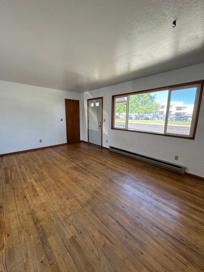 Building Photo - 2bdrm, 1 bath duplex with carport and fenced yard