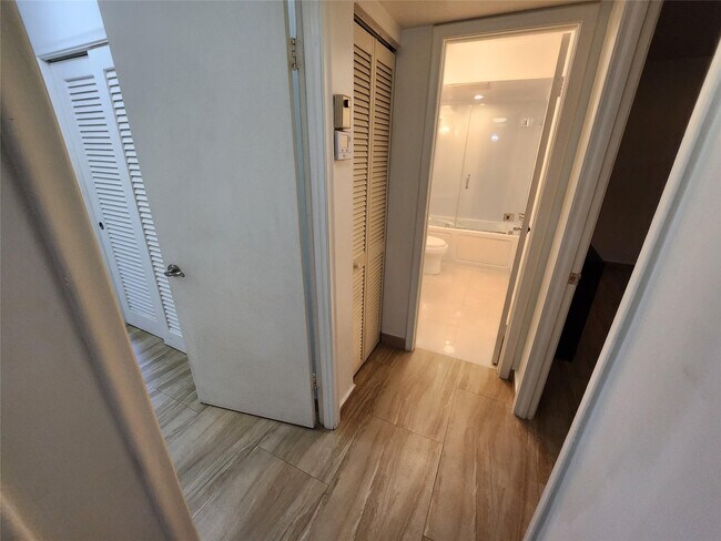 Building Photo - 219 NE 14th Ave