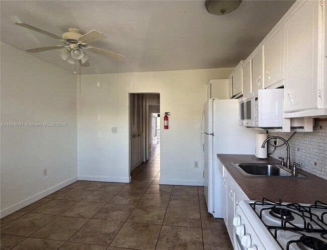 Building Photo - 441 Collins Ave