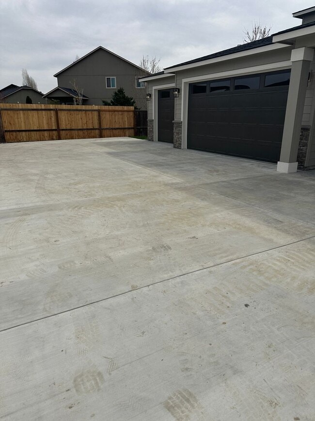 Building Photo - Alderbrook Homes, New Construction, XL Home for Rent!