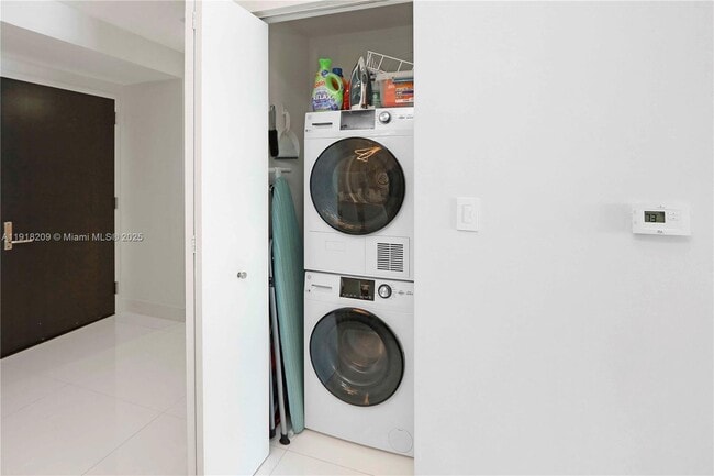 Building Photo - 900 Biscayne Blvd