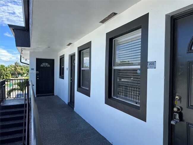 Building Photo - 5841 SW 36th Ct