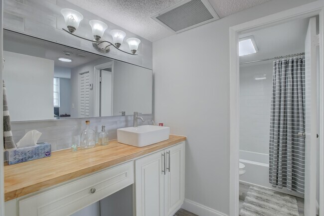Building Photo - 500 Bayview Dr
