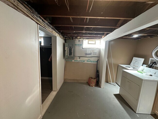 Building Photo - 181 Gibson St