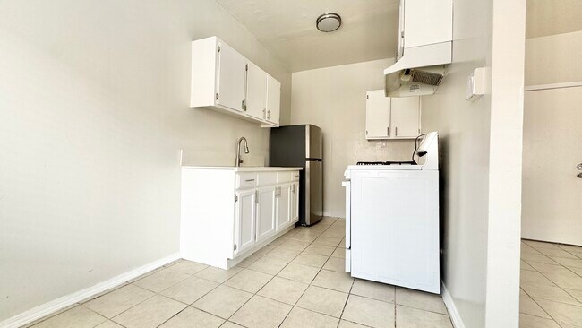 Building Photo - 5606 S Figueroa St