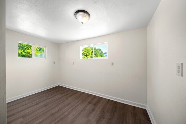 Building Photo - 562 Eastwood Dr