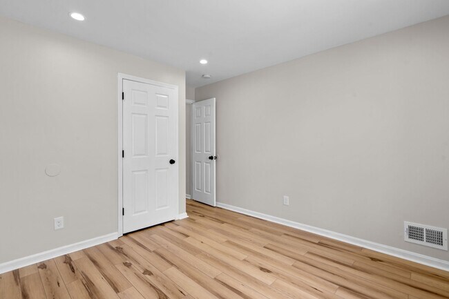 Building Photo - 2524 E Fayette St