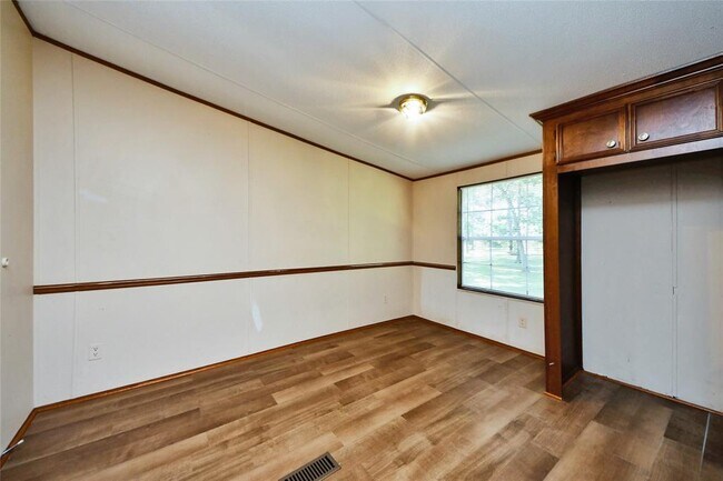 Building Photo - 18915 Sawmill Dr