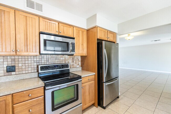 Building Photo - 8050 E Clarendon Ave