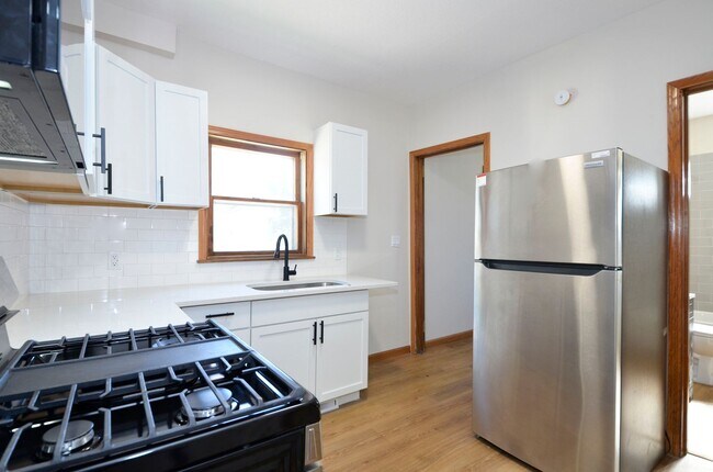 Building Photo - Beautiful Updated 5-Bed 2-Bath Home in NE Minneapolis!