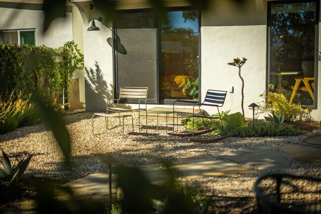 Building Photo - Downtown bungalow