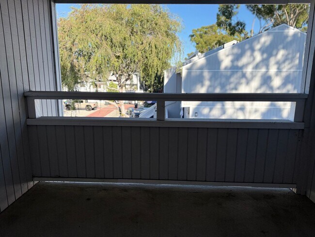 Building Photo - Newport Crest 2 Bedroom Townhouse / Newpor...