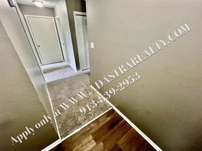 Building Photo - Updated 3 Bedroom 1 Bathroom Apartment in ...