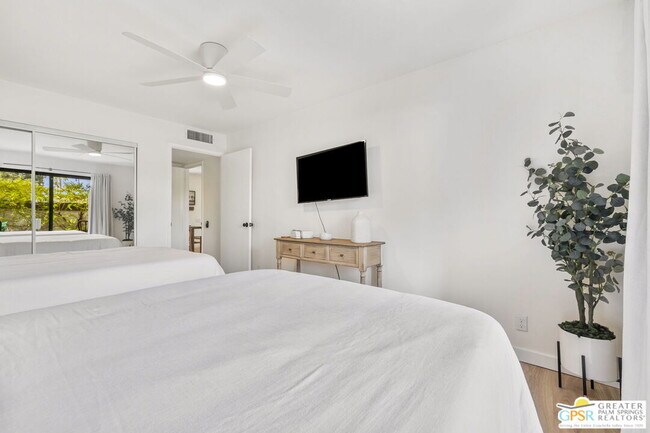 Building Photo - 2230 S Palm Canyon Dr