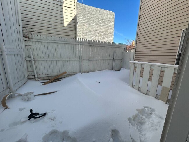 Building Photo - 681 Rhinelander Ave