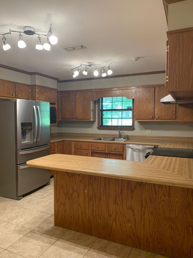 Building Photo - !!$500 off First months Rent!! Private 1-Acre Retreat with Pool, Screened Porch & Spacious Interior