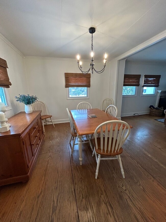 Building Photo - 4 Bed, 2 Bath House