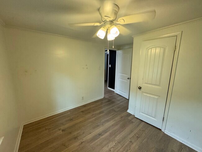 Building Photo - 604 Elmira Ave