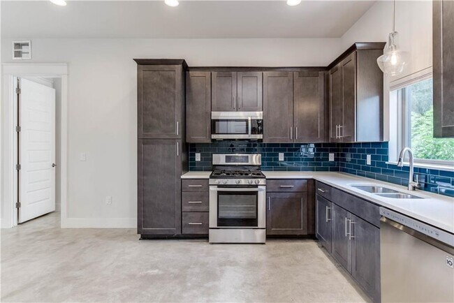 Building Photo - 8411 Bowling Green Dr