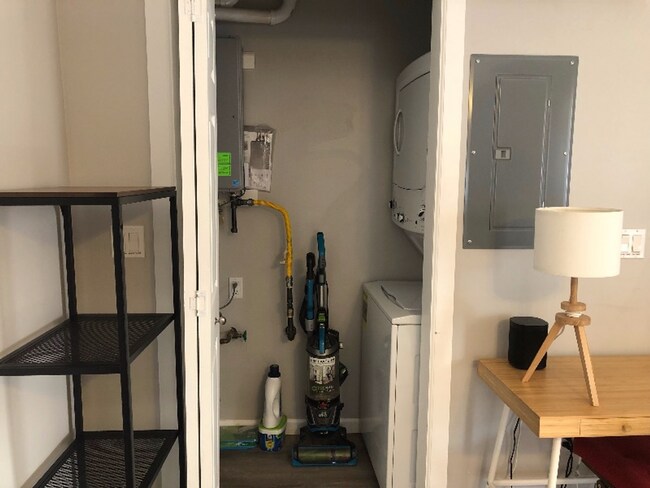 Building Photo - NEWLY REMODELED 1 BED 1 BATH