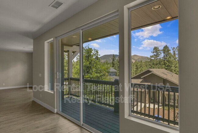 Building Photo - 781 N Forest View Dr
