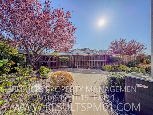 Building Photo - Elegance and spacious Mini Mansion