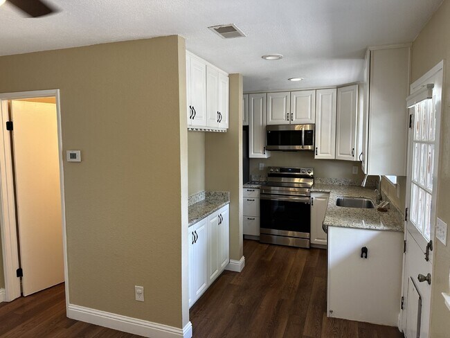 Building Photo - Spacious 3 Bed, 2.5 Bath West Dublin Townh...