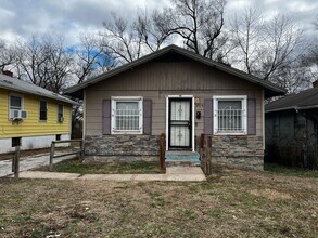 Building Photo - Freshly Painted 2-Bedroom with Refinished Hardwood Floors
