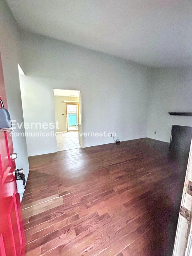 Building Photo - Cozy Home with Driveway Parking and Laundry Hookups