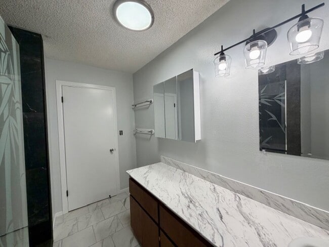 Building Photo - Charming 3 bedroom 2 bathroom House