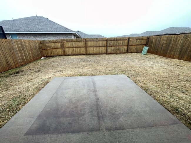 Building Photo - Luxury Vinyl plank and community amenities!  Beautiful 3/2/2 in Yukon!