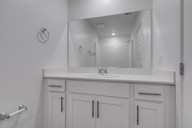 Building Photo - Beautiful New 3 Bed / 2.5 Bath Townhome 89178