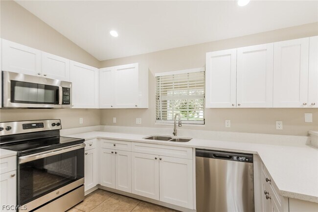 Building Photo - 1018 Card St E