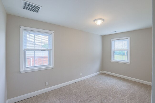 Building Photo - 1154 Elm Rd