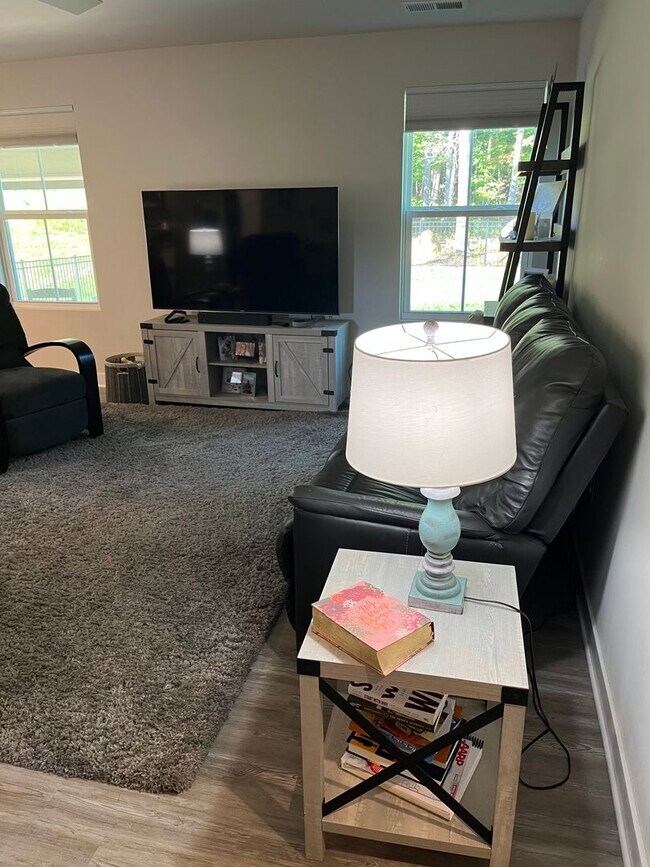 Building Photo - 3 bed 2 bath rental in Village Oaks Subdivision close proximity to Lake Monticello