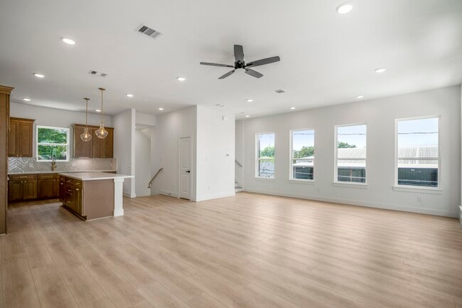 Building Photo - 1224 E 23rd St