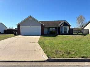 Building Photo - Beautifully Remodeled 3 Bed/2 Bath/2-Car G...