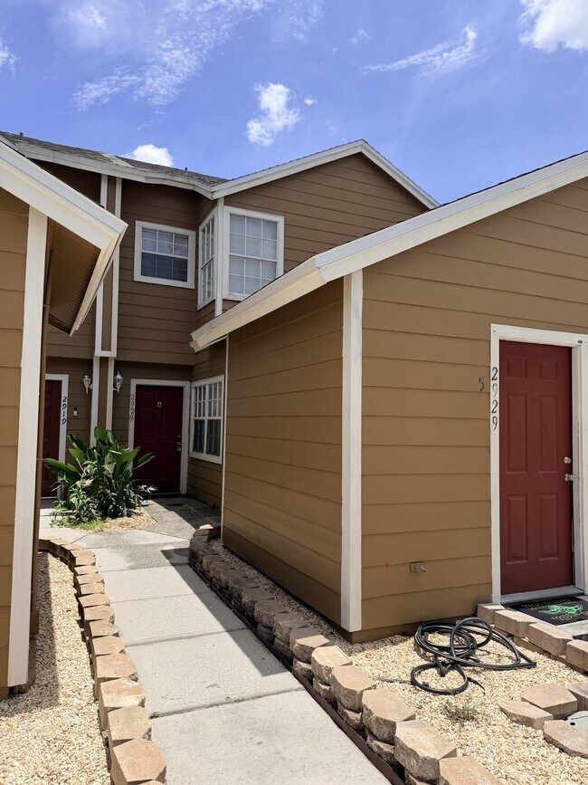 Building Photo - 2929 Fan Palm Dr