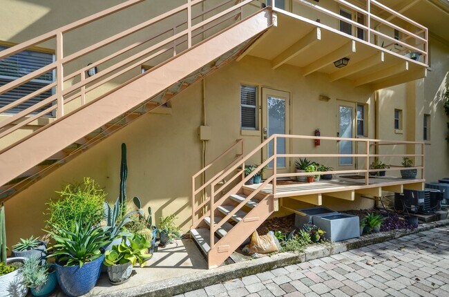 Building Photo - 2/2 condo downtown-Walk to Lake Eola