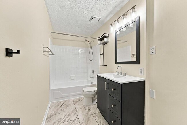 Building Photo - 8 Victoria Manor Ct