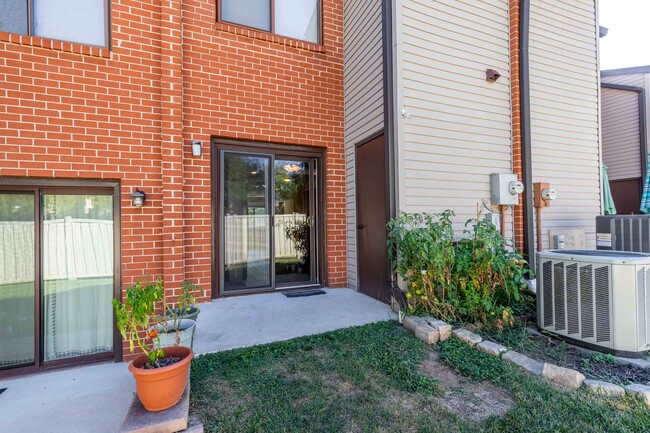 Building Photo - Updated 2 Bedroom 1.5 Bath in Goshen Valley!