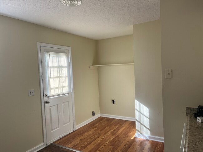 Building Photo - 3617 Willow Creek Ct