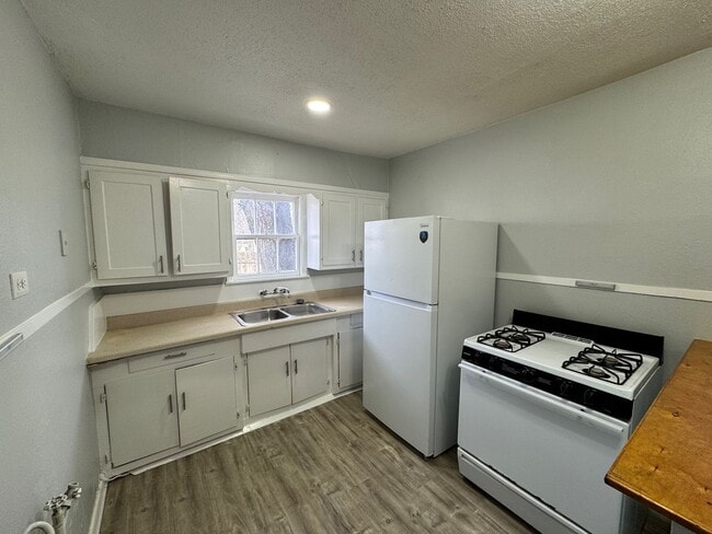 Building Photo - 2101 Mitchell Ave