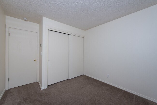 Building Photo - Amazing 2bed/1bath Apartment w/ Covered Parking in Redmond!