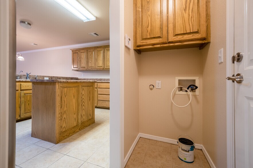 Laundry space/kitchen - 4530 Steffi Ct