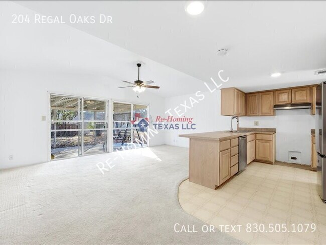 Building Photo - 204 Regal Oaks Dr